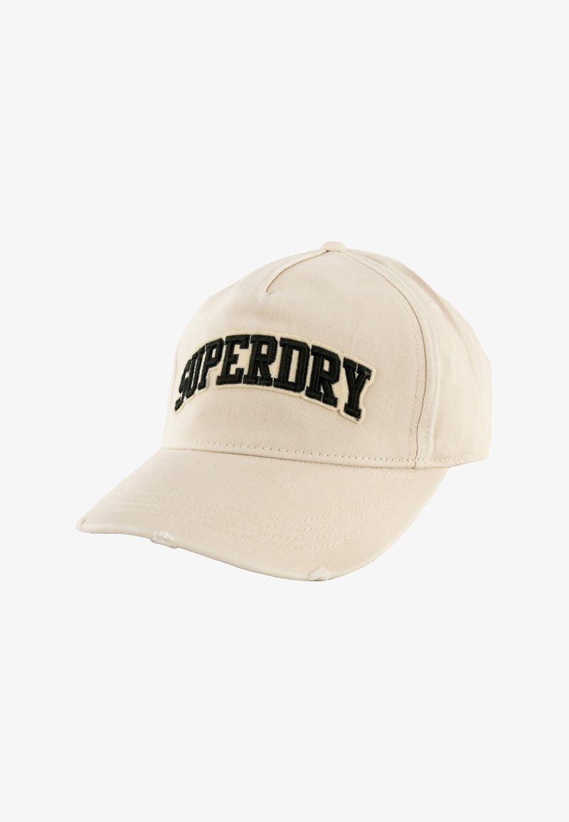 Casquette de baseball beige avec le texte "SUPERDRY" brodé en noir à l'avant et une visière incurvée.