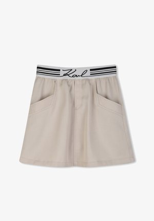 Beige korte broek met een zwart-witte gestreepte tailleband met de merknaam. Twee voorzakken en een gladde textuur.