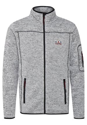 Chaqueta de forro polar gris con cremallera en la parte delantera, ribetes negros y dos bolsillos laterales con cremallera. Presenta un logo bordado en el pecho y la manga.