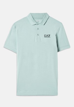 Polo shirt verde menta chiaro in cotone. Presenta un colletto con bottoni, maniche corte e un logo ricamato nero sul petto.