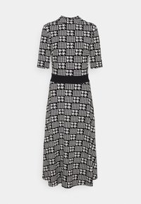 Robe à motif pied-de-poule noir et blanc, longueur genou, manches courtes, taille cintrée, avec un col rond et un tissu texturé.