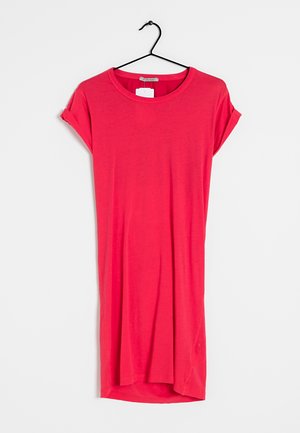 Rode korte mouwen casual jurk met opgerolde manchetten, hangend aan een zwarte hanger tegen een witte achtergrond.