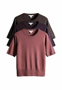 Tři pletené svetříky s krátkým rukávem v odstínech mauve, tmavě fialové a tmavě hnědé. Mají kulaté výstřihy a žebrované lemy.