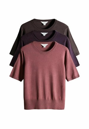 Tre korteærmede strikkede sweatere i nuancer af mauve, mørk lilla og mørkebrun. Har rund halsudskæring og ribstrikkede kanter.