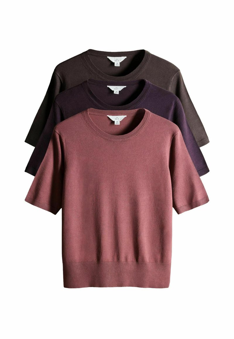 Tři pletené svetříky s krátkým rukávem v odstínech mauve, tmavě fialové a tmavě hnědé. Mají kulaté výstřihy a žebrované lemy.