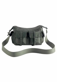Sac bandoulière vert foncé avec deux poches avant à boucle et sangle large en tissu réglable sur fond blanc.