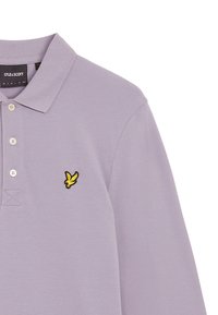 Polo shirt a maniche lunghe di colore viola chiaro, realizzato in cotone, con una chiusura a tre bottoni e un logo ricamato nero e giallo sul petto.