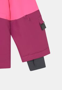 Farbblockierte Jacke mit lebhaften rosa und pflaumenfarbenen Abschnitten, ausgestattet mit einer Reißverschlusstasche, verstellbaren Handgelenkbündchen und einer glatten, wasserdichten Textur.