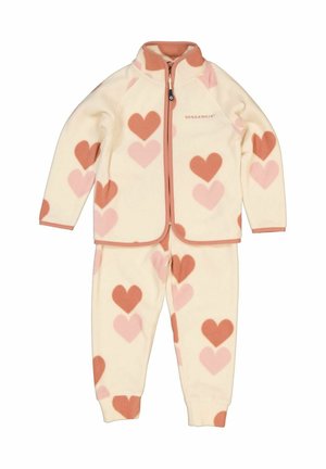 Fleece pyjamasæt i creme med pink og terracotta hjerte mønstre. Jakke med lynlås og stående krave, matchende bukser med elastisk talje.