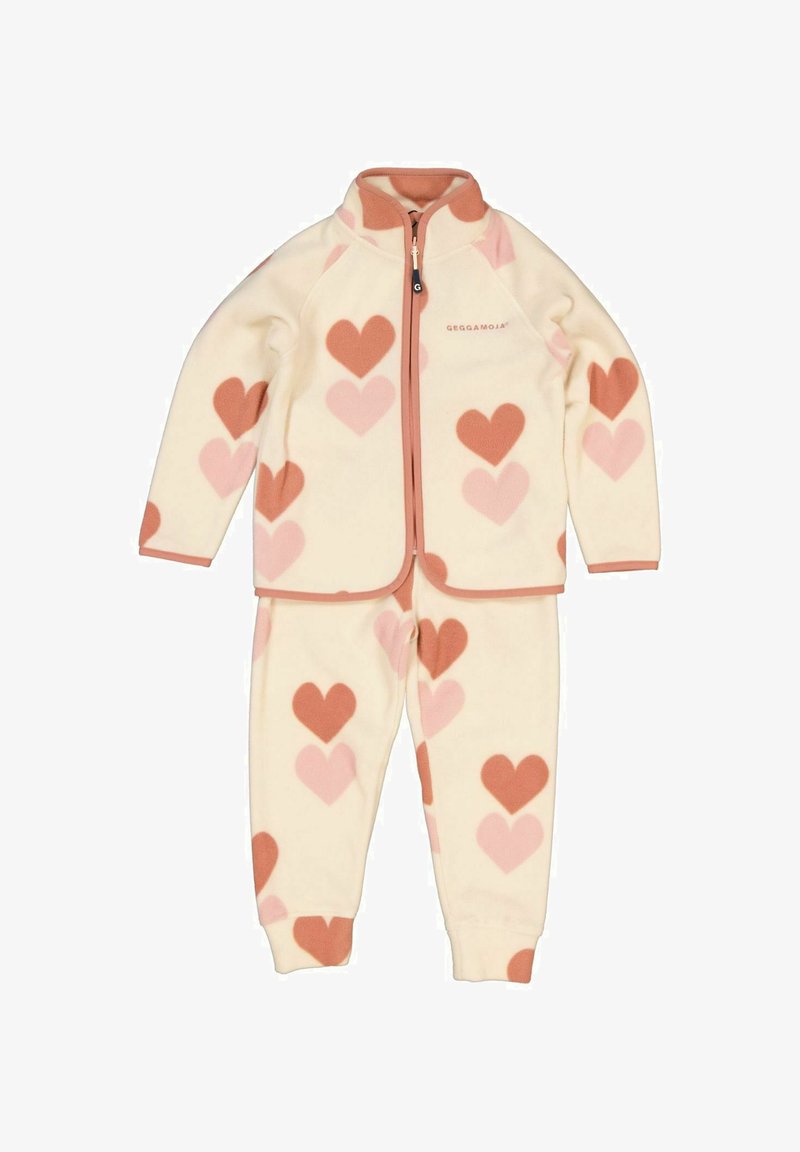 Vaatepaita fleece pyjama setti, jossa on kerma, vaaleanpunaisia ja tiili sydänkuvioita. Vetoketjullinen takki, jossa on pystykaulus, ja vastaavat elastiset vyötäröhousut.