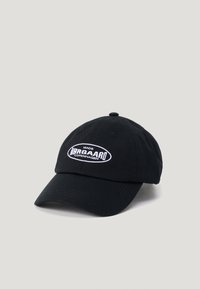Căciulă de baseball neagră din material, cu o margine curbată. Logo-ul brodat alb scrie "MADS NØRGAARD COPENHAGEN" pe partea din față.