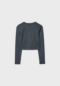 Dunkelgraues, langärmeliges, cropped Shirt mit rundem Halsauschnitt, von hinten auf einem schlichten hellgrauen Hintergrund gezeigt.
