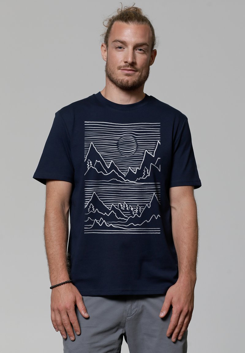 Marineblaue Baumwoll-T-Shirt mit einem weißen Bergketten-Graphic mit Linien und einer Sonne, Rundhalsausschnitt und kurzen Ärmeln.
