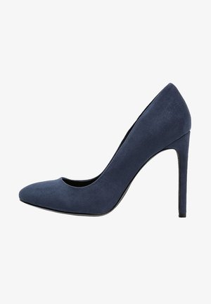 Chaussure à talon haut en daim bleu marine, avec un bout pointu et un design épuré. Présente une texture lisse et un délicat accent noir le long de la semelle.