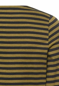 Langærmet top med vandrette striber i olivengrøn og sort. Stoffet har en blød tekstur med et afslappet fit.