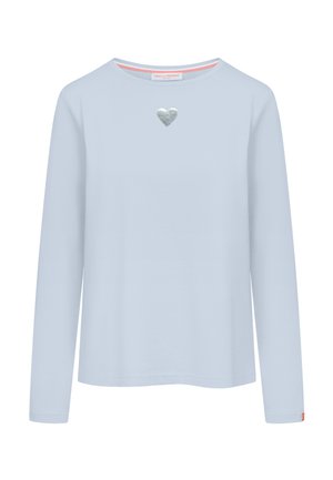 Lichtblauw shirt met lange mouwen, ronde hals en een klein zilverkleurig hartje in het midden onder de halslijn.