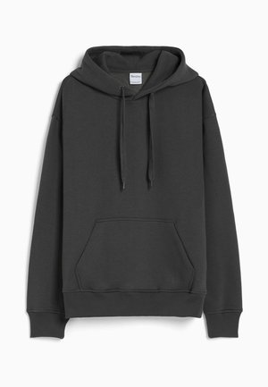 Donkergrijze hoodie gemaakt van zacht materiaal met een voorzak, trekkoordcapuchon en ribgebreide manchetten en zoom. Eenvoudig ontwerp zonder patronen.