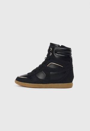 Czarne sneakersy typu high-top z wyściełanym kostką, czarnymi sznurowadłami, perforowanymi panelami, jasnobrązową gumową podeszwą i subtelnym beżowym wykończeniem na jednolitym tle.