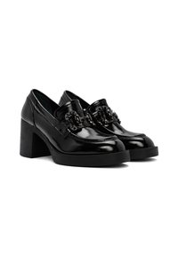 Scarpe nere in pelle con tacco alto, finitura lucida, punta tonda, tacco a blocco e decorazione a catena sul davanti.