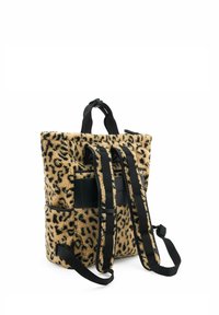 Mochila de leopardo hecha de tela texturizada con acentos negros. Cuenta con correas ajustables, un bolsillo frontal y dos asas superiores.