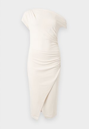 Robe crème clair, longueur genou, à une épaule avec manche courte, détails froncés et jupe portefeuille asymétrique à l'avant.