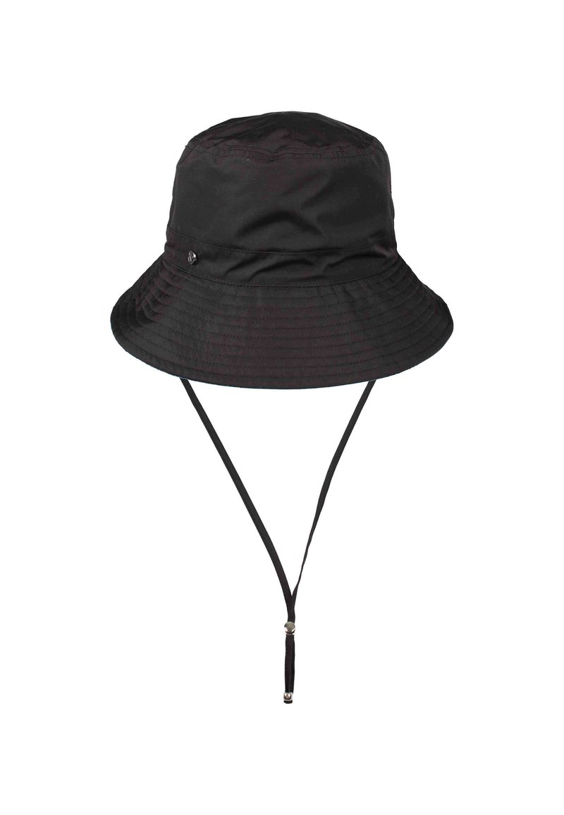Cappello a secchiello nero con ampia visiera cucita e cinturino con fibbia metallica regolabile, esposto su uno sfondo bianco.