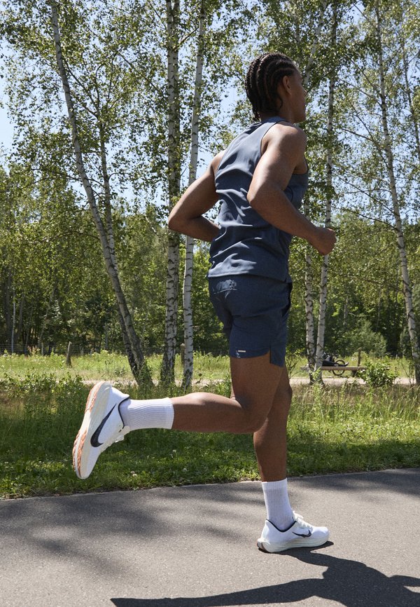 PEGASUS PLUS - Road running shoes3