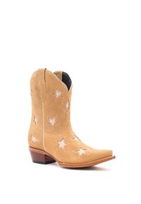 Hellbrauner Cowboy-Stiefel aus Wildleder mit ausgeschnittenen Sternmustern, spitzer Zehe und niedrigem, gestapeltem Holzabsatz, dargestellt auf weißem Hintergrund.