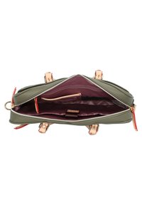 Bolso de mano de cuero verde oliva con un exterior texturizado, acentos en rosa claro y un interior púrpura con compartimentos y cierre de cremallera.