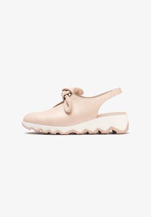 Zapato slingback de piel de melocotón con detalle de nudo, suela blanca con zigzag, punta redonda y textura suave. Ideal para uso casual.