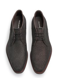 Zapatos de cuero negro texturizado con un patrón de reptil, punta afilada, cordones en la parte delantera y un acento rojo contrastante a lo largo de la suela.