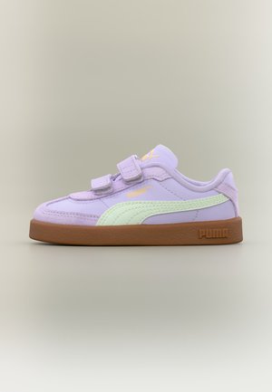 Baskets Puma lilas avec une bande vert menthe, semelle marron et deux brides velcro, vues de côté sur un fond neutre.