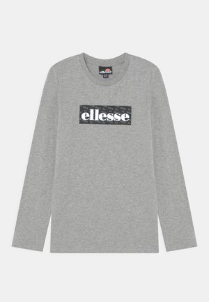 Szara koszulka z długim rękawem i okrągłym dekoltem, z czarną prostokątną naszywką na piersi z białym napisem „ellesse” oraz małymi logo.