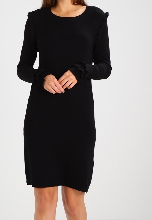 Svart långärmad klänning med rund halsringning och volangdetaljer på ärmarna, tillverkad av ett mjukt, strukturerat tyg.