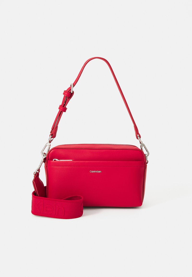 Calvin Klein MUST CONVERTIBLE CAMERA BAG - Ručna torba - scarlet sage