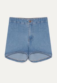 Ljusblå denimshorts med hög midja, knäppning framtill och något rundade benöppningar.
