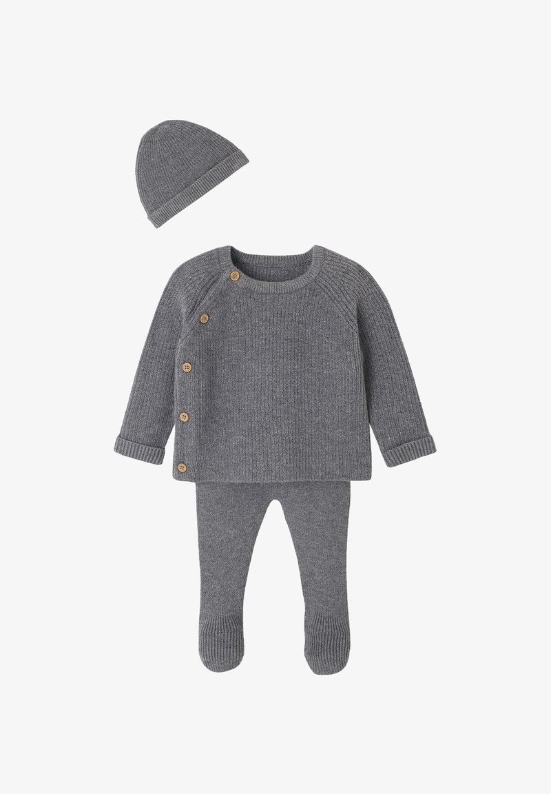Graues gestricktes Babyoutfit mit einem Sweater, Leggings und einer passenden Mütze. Der Sweater hat Holzknöpfe sowie gerippte Bündchen und einen Kragen.