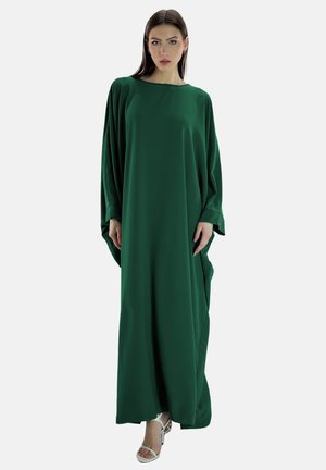 Robe maxi verte à manches longues en tissu léger avec une coupe décontractée, dotée d'un col bateau et de poches latérales. Texture lisse et design fluide.