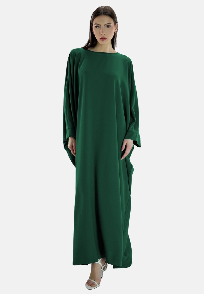 Grön, långärmad maxiklänning i lätt fabric med avslappnad passform, med båturringning och sidofickor. Slät struktur och flödande design.