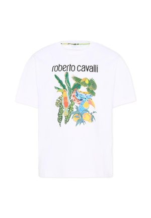 T-shirt bianca con scritta "roberto cavalli" sopra una grafica colorata con uccelli tropicali, frutti e foglie verdi al centro davanti.