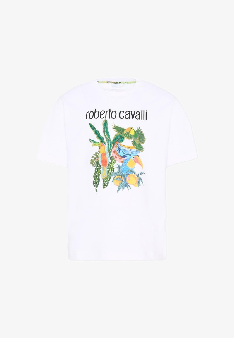 Camiseta blanca con el texto "roberto cavalli" sobre un gráfico colorido de aves tropicales, frutas y hojas verdes en el centro delantero.