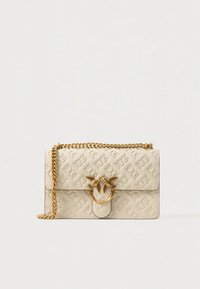 Bež usnjena torba z vtisnjenim vzorcem, zlatim verižnim trakom in dekorativnim zapiralom z motivi ptic. Kompaktna pravokotna oblika.