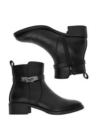 Czarne skórzane botki za kostkę z zapięciem na zamek, szczegółami w postaci paska i niskim, blokowym obcasem. Gładka tekstura o minimalistycznym designie.
