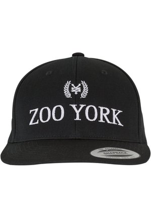 Črna kapica snapback z vezenim napisom "ZOOK YORK" in lovorovimi dodatki spredaj. Strukturno prilegajoča, s ploščatim robom.