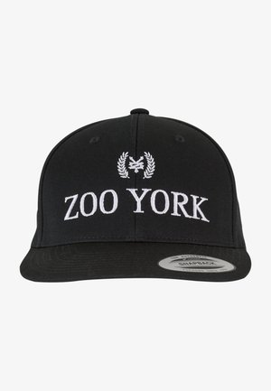 Fekete snapback sapka hímzett "ZOOK YORK" felirattal és babérlevelekkel az elején. Szerkezetileg jól illeszkedő, lapos karimával.
