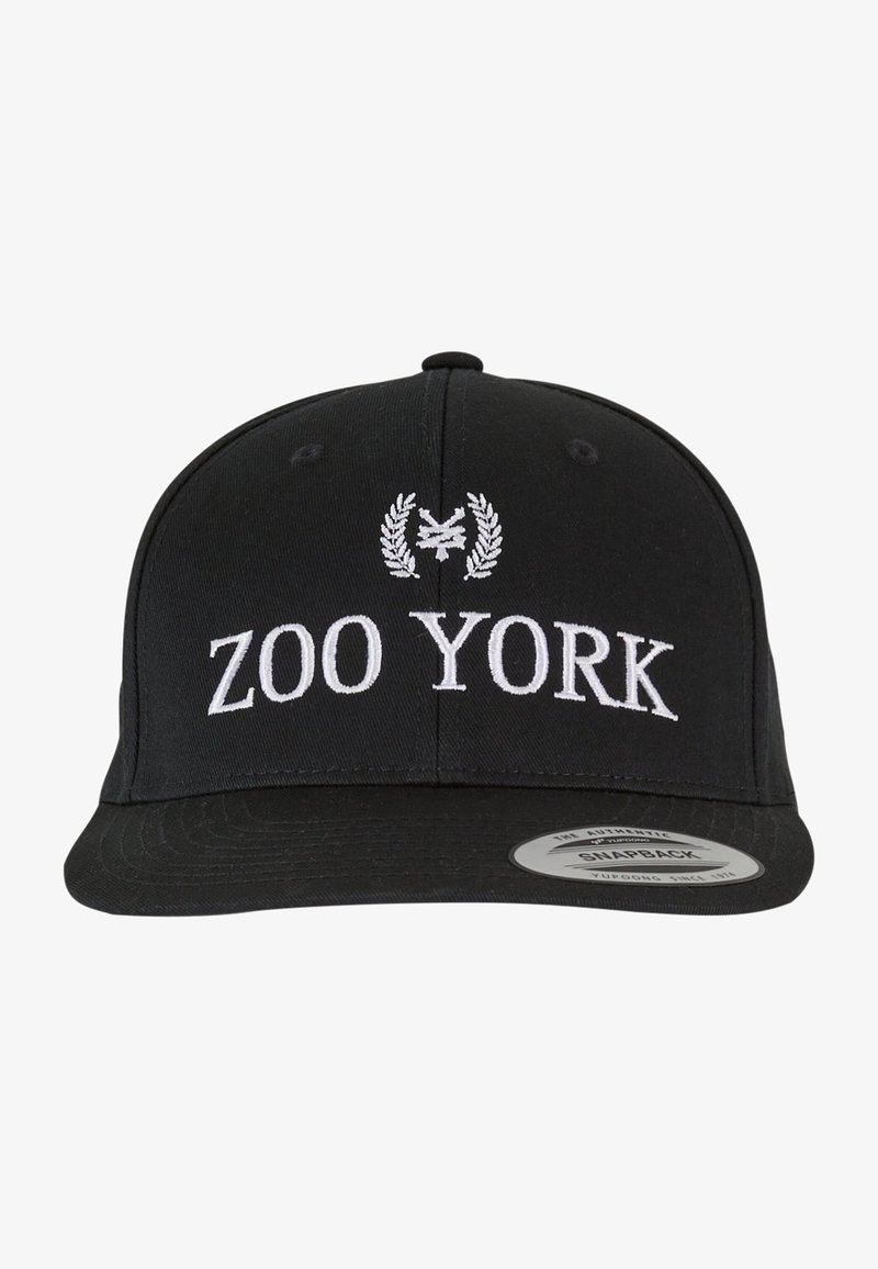 Črna kapica snapback z vezenim napisom "ZOOK YORK" in lovorovimi dodatki spredaj. Strukturno prilegajoča, s ploščatim robom.