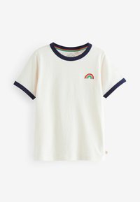 Bawełniany t-shirt w kolorze kremowym z granatowymi prążkowanymi kołnierzykiem i mankietami. Posiada mały haftowany tęczowy wzór na lewej piersi.