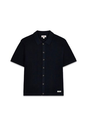 Čierna pletená košeľa s krátkym rukávom, zapínaním na gombíky a golierom, textúrovaná látka, s malou bielou značkovou nášivkou pri leme.