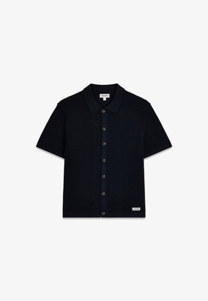 Čierna pletená košeľa s krátkym rukávom, zapínaním na gombíky a golierom, textúrovaná látka, s malou bielou značkovou nášivkou pri leme.