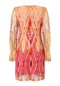 Langärmliges Kleid mit einem lebendigen geometrischen Muster in Orange, Rot und Gelb. Verfügt über geraffte Ärmel und ein lockeres, fließendes Design.